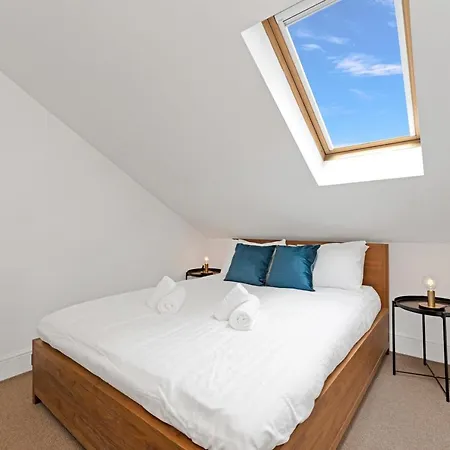 Old Town Spacious 5br-2ba, Near Royal Mile By Bonjour Residences דירה אדינבורו
