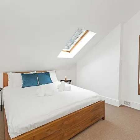 Old Town Spacious 5br-2ba, Near Royal Mile By Bonjour Residences דירה אדינבורו