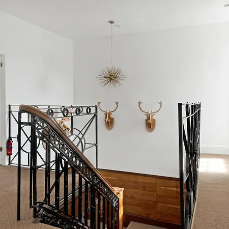 Old Town Spacious 5br-2ba, Near Royal Mile By Bonjour Residences דירה *