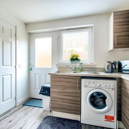 Guestready - Serene 2br W Yard & Parking - Sleeps Up To 6 *