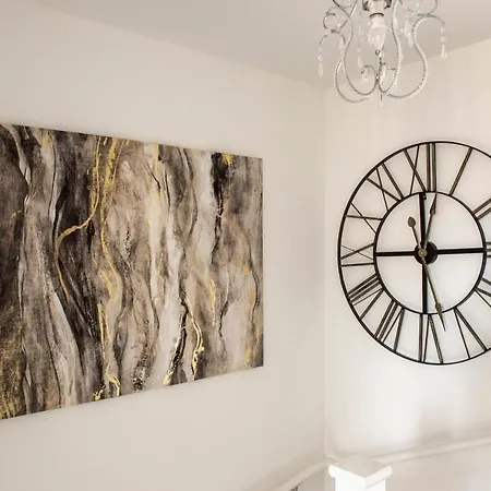 Guestready - Serene 2br W Yard & Parking - Sleeps Up To 6 *