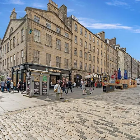 Old Town Spacious 5br-2ba, Near Royal Mile By Bonjour Residences אדינבורו