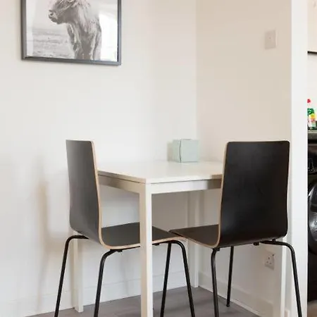 Modern & Bright 1 Bed For 4 Close To Centre! Apartment *