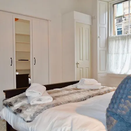 Fringe Base With Garden Near The Meadows Edinburgh