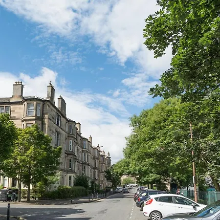 Beautiful Center 1 Bed With Park View Edinburgh