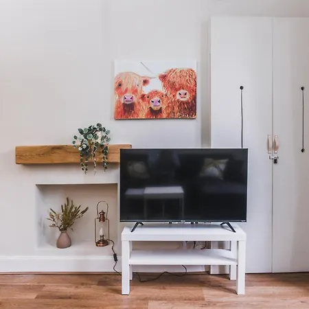 New Sleek 1bd Centre