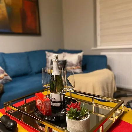 Lovely 3 Bed With Jacuzzi, Close To Airport, Driveway, Wifi *