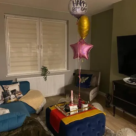 Lovely 3 Bed With Jacuzzi, Close To Airport, Driveway, Wifi Edinburgh