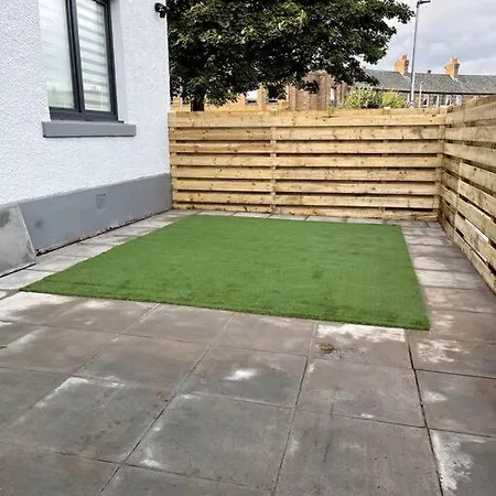 Lovely 3 Bed With Jacuzzi, Close To Airport, Driveway, Wifi Apartment