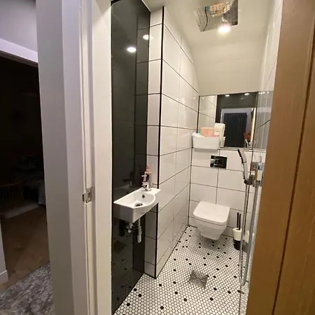 Lovely 3 Bed With Jacuzzi, Close To Airport, Driveway, Wifi