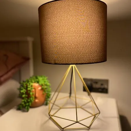 Lovely 3 Bed With Jacuzzi, Close To Airport, Driveway, Wifi Apartment *