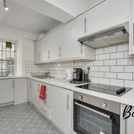 Royal Mile 5Br-2Ba - Free Parking & Private Entrance By Bonjour Residences Edinburgh شقة