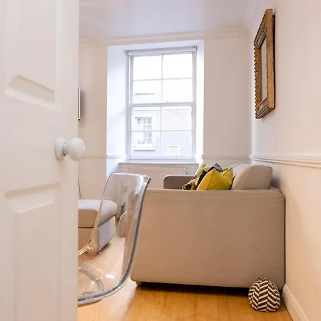 Joivy Charming With Patio Nearby The Castle Apartament *