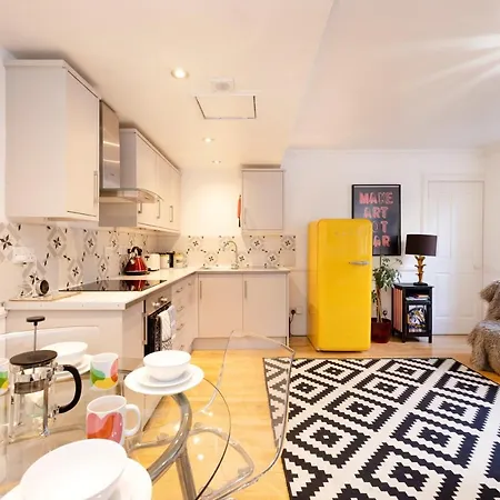 Apartament Joivy Charming With Patio Nearby The Castle