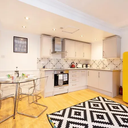 Joivy Charming With Patio Nearby The Castle * Edynburg