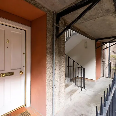 Joivy Charming With Patio Nearby The Castle Apartment