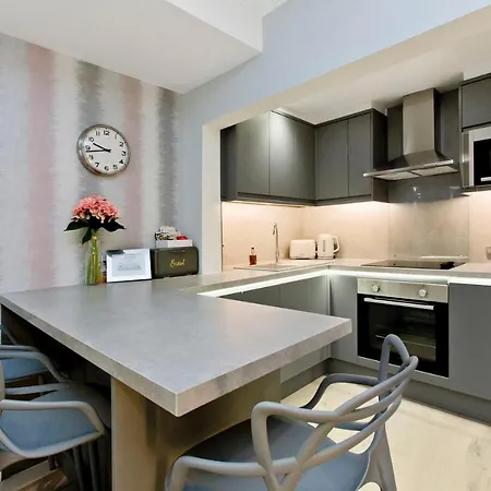 Apartment Ultra Modern, West End Village, Refurbished Basement Appt