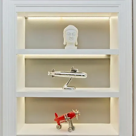 Apartment Ultra Modern, West End Village, Refurbished Basement Appt *