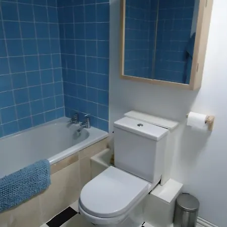 Modern And Colourful Flat By The Castle אדינבורו