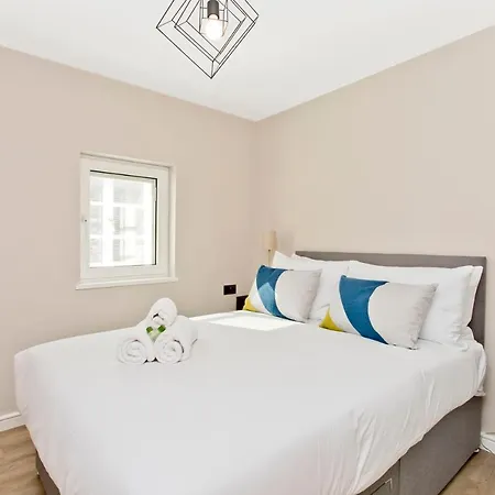 Newly Reno'd 2 Bed With Free Parking