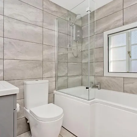 Newly Reno'd 2 Bed With Free Parking