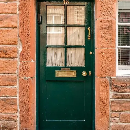 Newly Reno'd 2 Bed With Free Parking Apartment