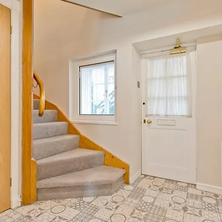 Apartment Newly Reno'd 2 Bed With Free Parking *