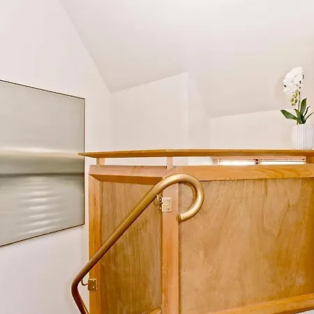 Apartment Newly Reno'd 2 Bed With Free Parking