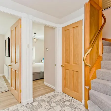 Newly Reno'd 2 Bed With Free Parking