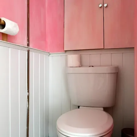 Modern And Colourful Flat By The Castle דירה אדינבורו