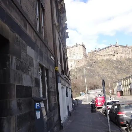 Modern And Colourful Flat By The Castle Edinburgh
