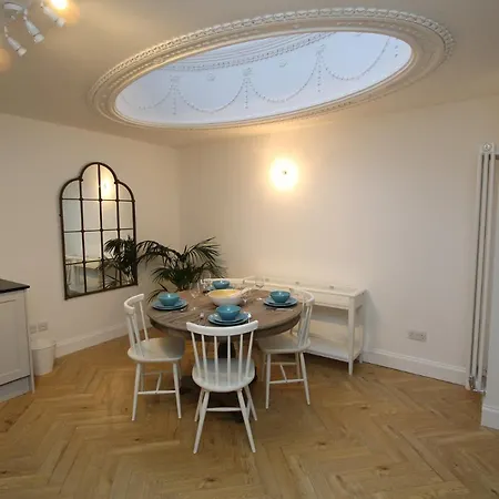 Centre New Town 2 Bedroom Flat Lägenhet