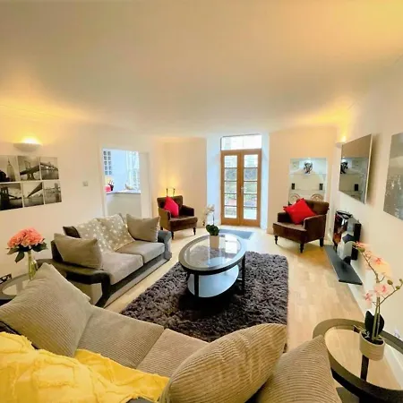 Elite 3 Bed New Town With Private Walled Garden