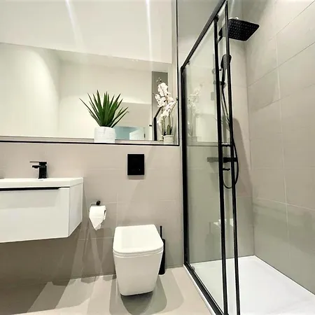 Trendy And Newly Reno'd 1 Bed Nr The Meadows דירה *