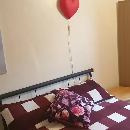 A Double Room In Vibrant Leith- Female Guest Only בית אירוח *