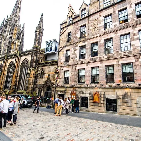 Famous House, 1 Minute From Castle Edinburg