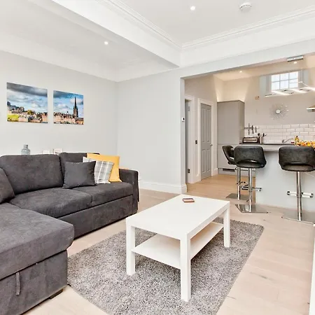 Modern & Spacious 1 Bed Apt, West End 아파트 *