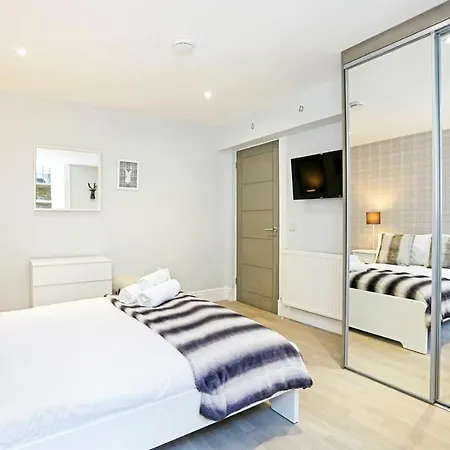 Ultra Modern, Stylish Next To Princes St Edinburgh