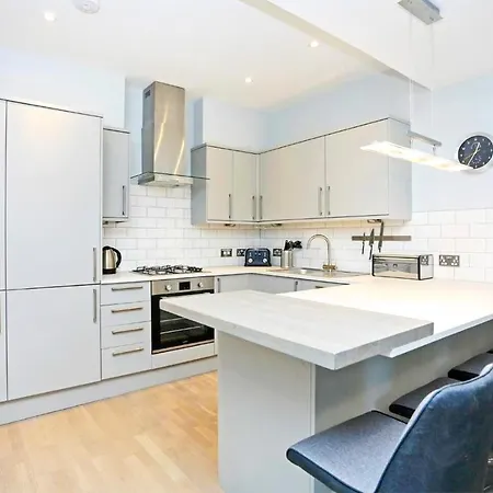 Ultra Modern, Stylish Next To Princes St Apartment *