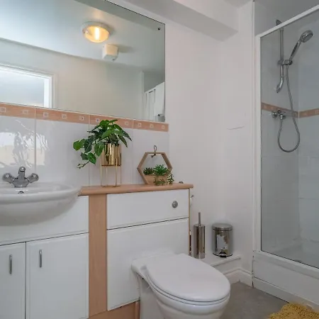 Pass The Keys Cosy And Bright 2 Bedroom Flat With Free Parking