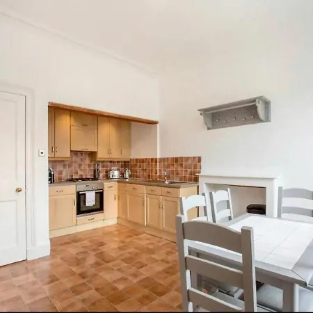 Modern, Bright & Spacious 3 Bedroom In The Heart Of The Centre - Double Beds - Sleeps Up To 6 Guests Lejlighed *