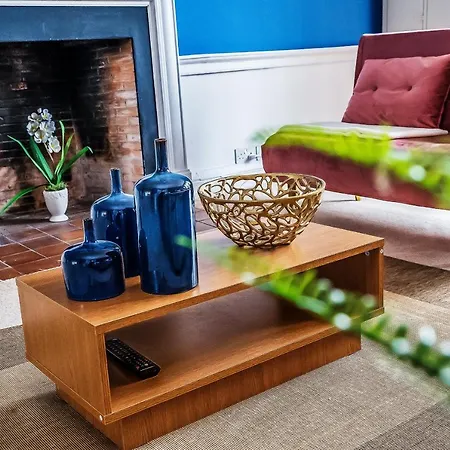 Castle Street - Colourful Retreat In Heart Of Centre - Walk To Everywhere!