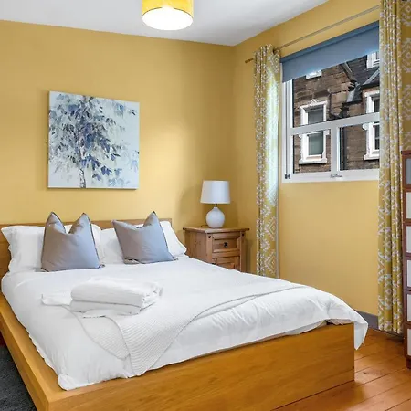 Duplex Main Door Entrance 2 Bedroom Mezzanine House - Edinburgh City Centre - Near Haymarket Train Station - Sleeps Up To 6 Guests *