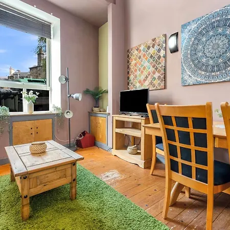 Duplex Main Door Entrance 2 Bedroom Mezzanine House - Edinburgh City Centre - Near Haymarket Train Station - Sleeps Up To 6 Guests Appartement *