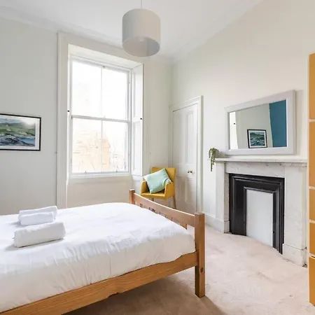 Stunning 3 Bedroom Flat In Bruntsfield *