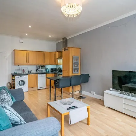 Pass The Keys Renovated 4 Bed With Private Garden And Car Park *
