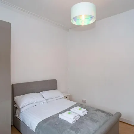 Pass The Keys Renovated 4 Bed With Private Garden And Car Park