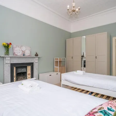 Pass The Keys Renovated 4 Bed With Private Garden And Car Park