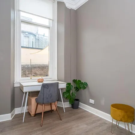 Pass The Keys Renovated 4 Bed With Private Garden And Car Park