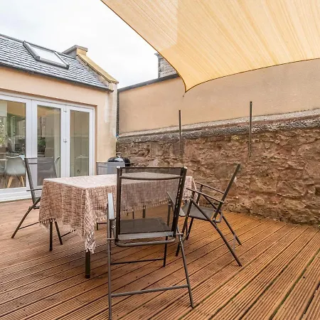 Pass The Keys Renovated 4 Bed With Private Garden And Car Park *